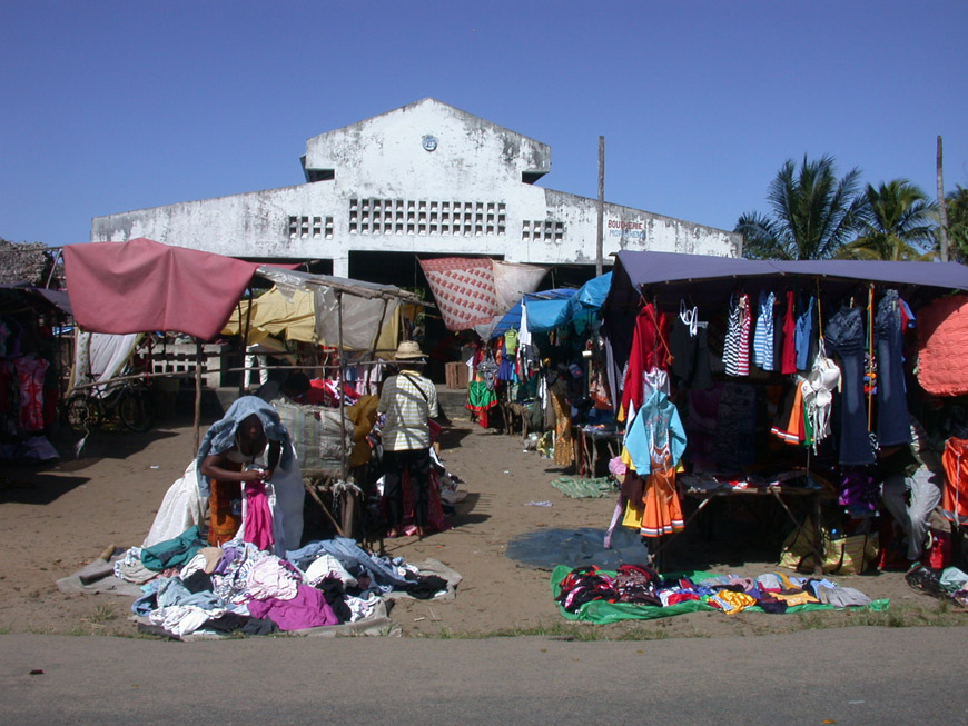 La halle et le marché de Mahambo