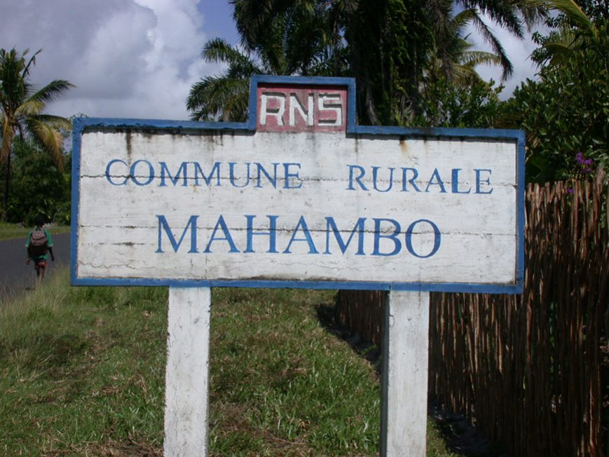 Plaque à l'entrée de Mahambo
