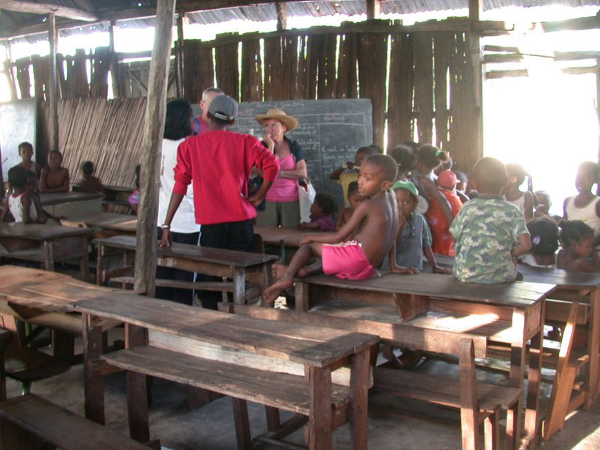 Un banc prévu pour deux accueille généralement 5 enfants