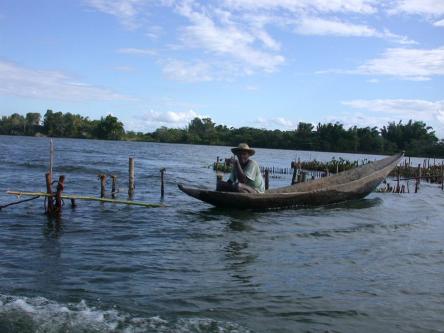 Pêcheur sur le canal