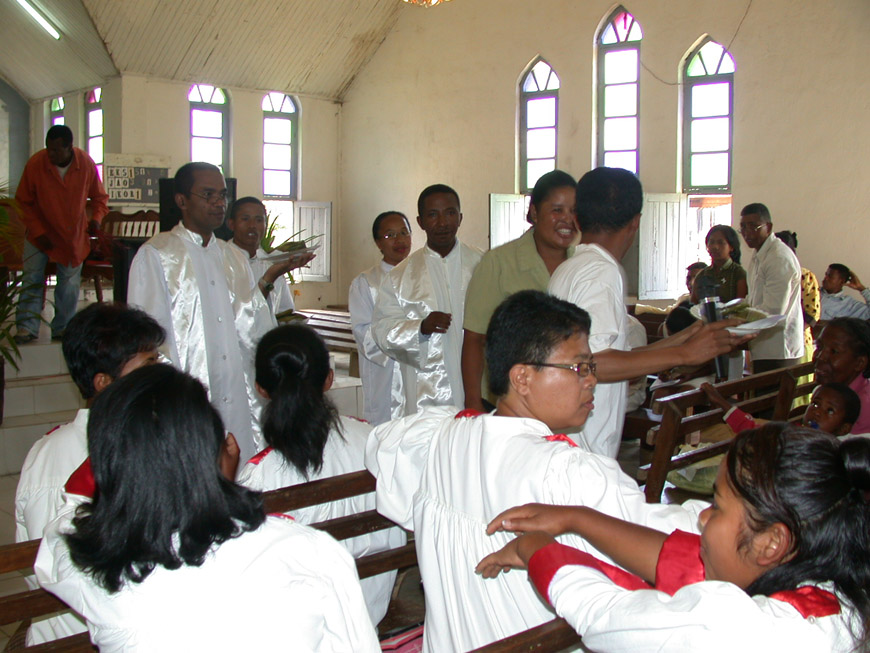Vente aux enchères à l'église FJKM d'Andasibe