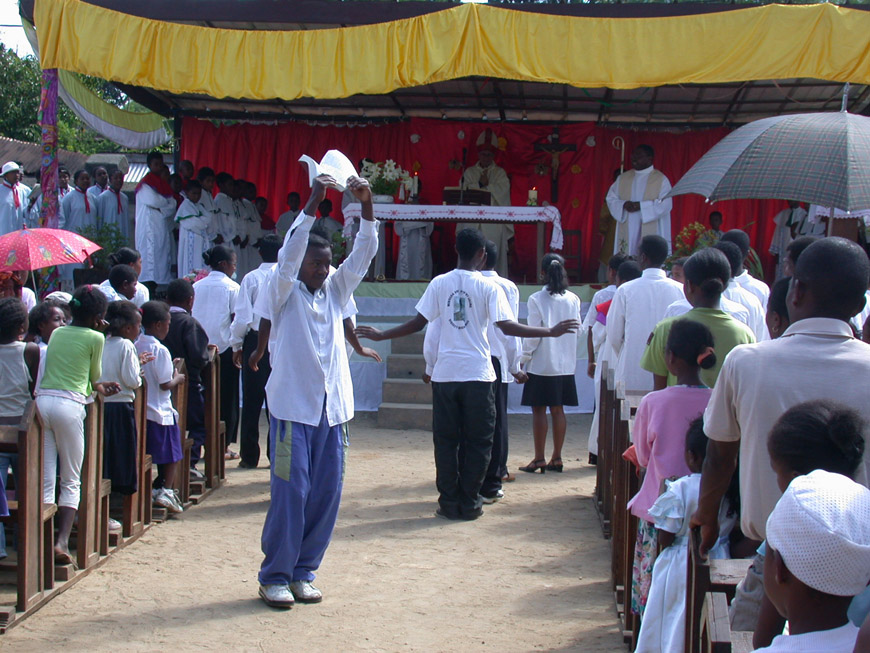 Messe catholique en plein air à Andasibe