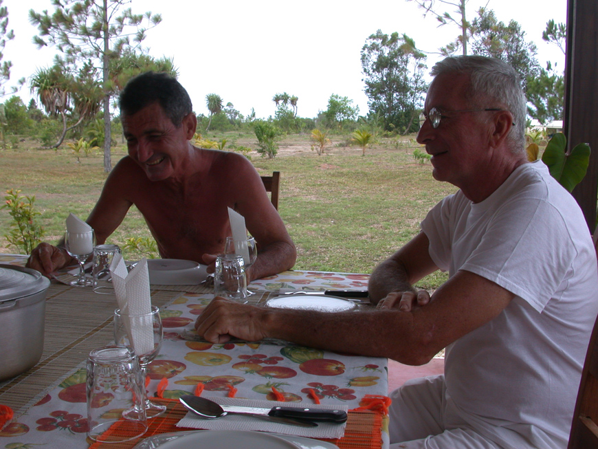 Un bon repas à Ambatomalama, avec Philippe et Gérard