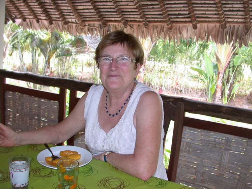 Christiane sur la table de la terrasse