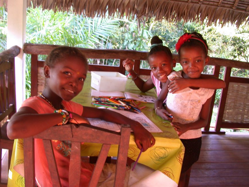 enfants sur la terrasse