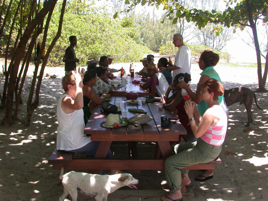 Tables sur la plage