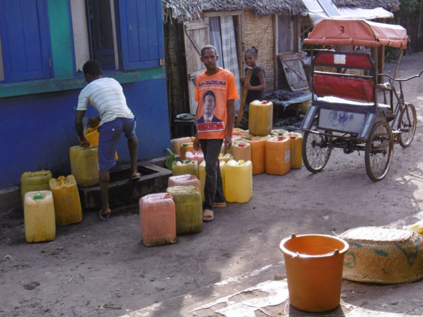 Bidons d'eau potable