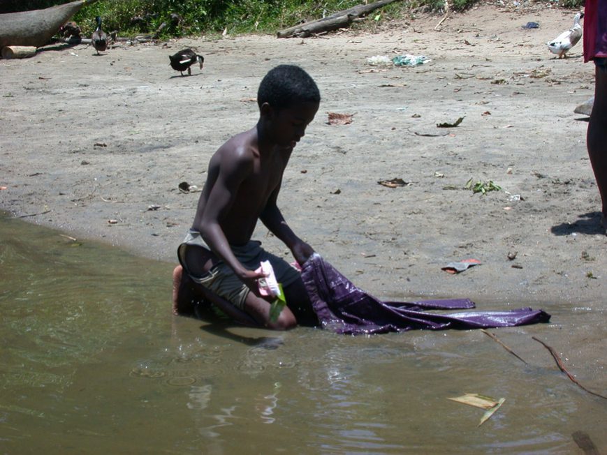 Un enfant le long du canal