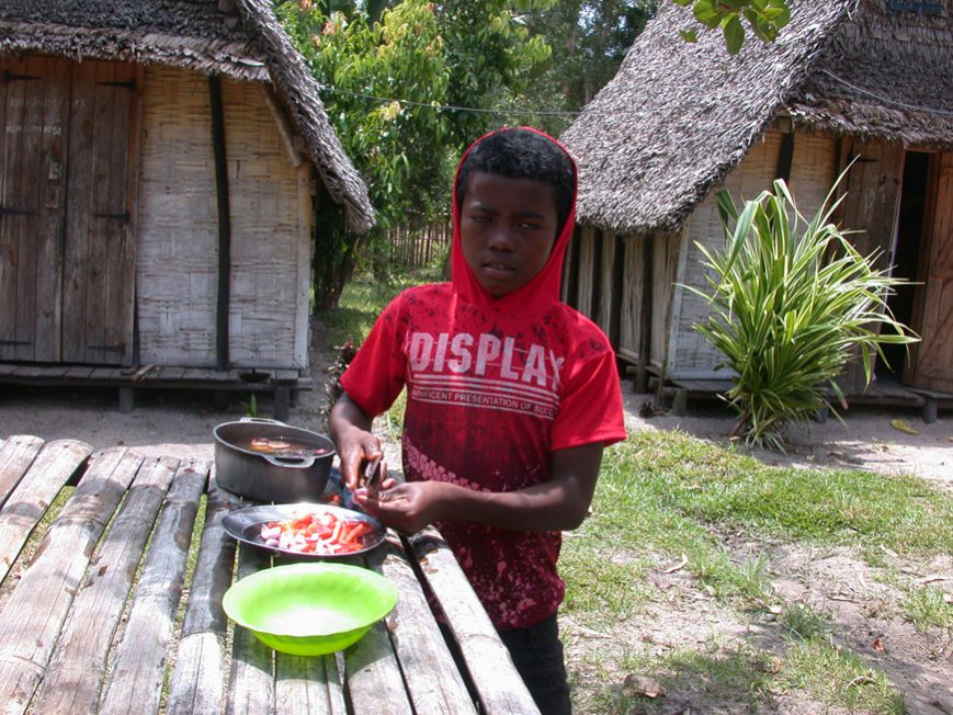 Quenio prépare son repas